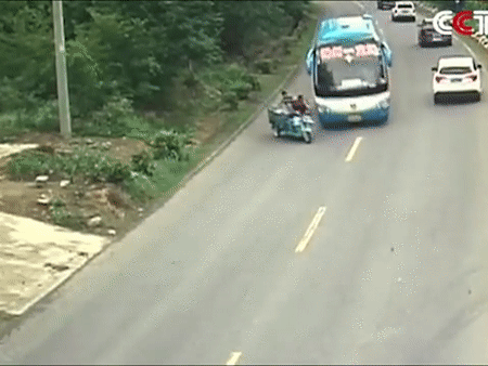 Video: Sang đưởng ẩu, nam thanh niên bị húc bay khỏi thùng xe ba gác