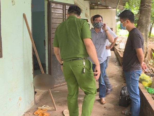 Bé trai 1 tuổi nồng nặc mùi thuốc sâu bò ra cửa gào khóc, người mẹ tử vong trong phòng trọ