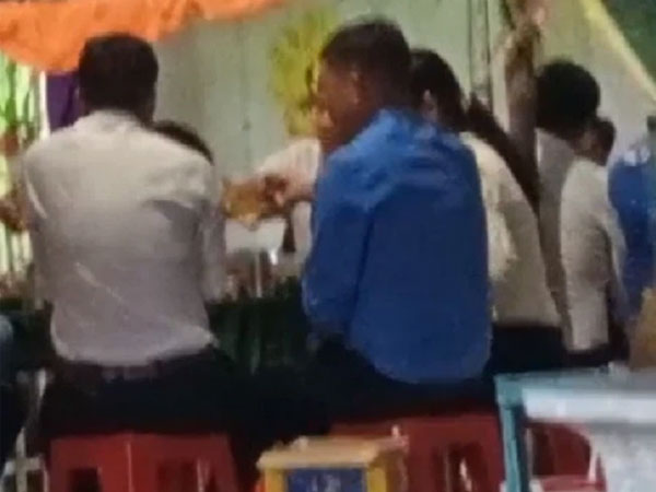Dân 'tố' cán bộ xã ăn nhậu khi dịch Covid-19 căng thẳng, Chủ tịch xã: Bia chỉ để thôi, anh em không uống