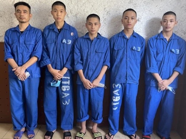 Khai quật tử thi thanh niên chôn cất đã 5 ngày ở Quảng Ninh, cảnh sát bắt khẩn cấp nhóm thanh niên