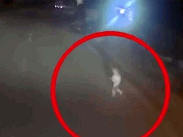 Bé trai bất ngờ chạy băng qua đường lúc nửa đêm và khoảnh khắc mang đến nỗi sợ hãi cho bất cứ phụ huynh nào
