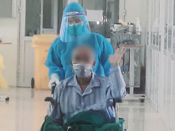 Bệnh nhân COVID-19 từng nguy kịch tại Bệnh viện Bệnh nhiệt đới Trung ương được xuất viện