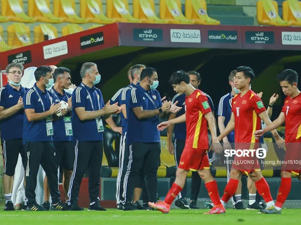 Ảnh: Ban huấn luyện UAE xếp hàng, vỗ tay động viên tuyển Việt Nam sau thất bại
