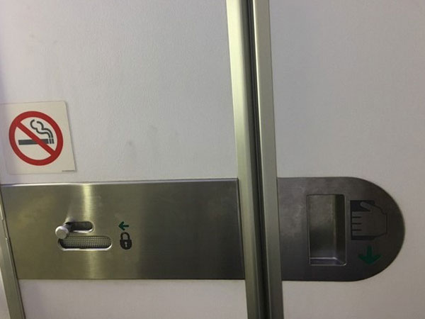 Thanh niên 19 tuổi trốn vào toilet máy bay hút thuốc, chây ì nộp phạt