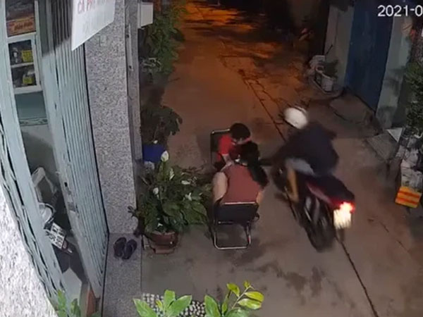 Tên cướp đen đủi nhất năm: Giật điện thoại rồi bỏ chạy quên cả xe máy