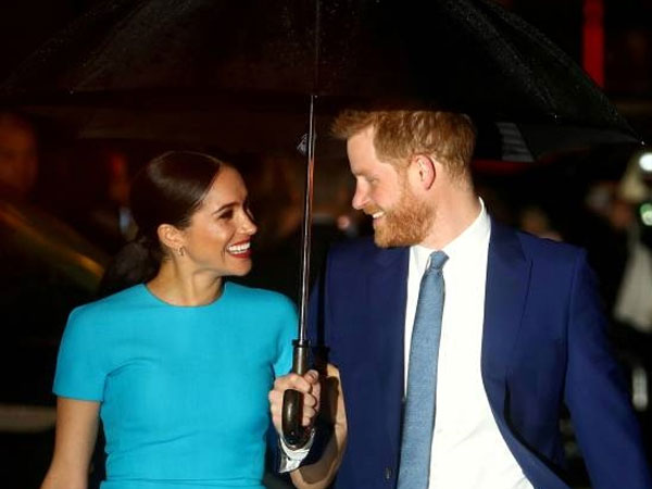 Harry, Meghan được bình chọn 'người hoàng gia được kính trọng nhất' sau Nữ hoàng