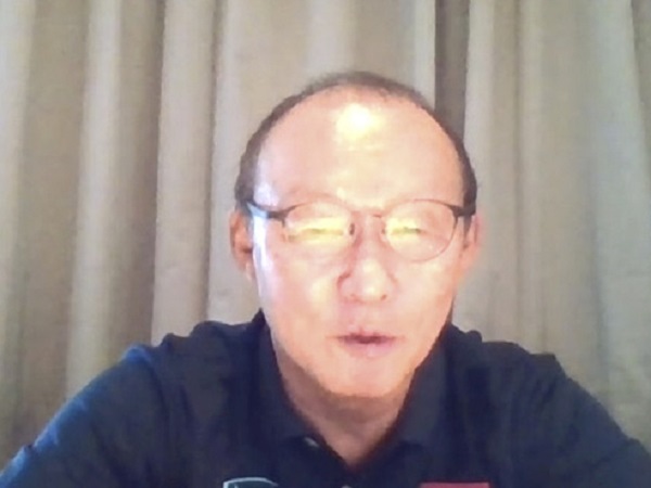 HLV Park Hang-seo và các học trò ăn mừng khi tuyển Việt Nam chính thức đi tiếp vào vòng loại 3 World Cup 2022