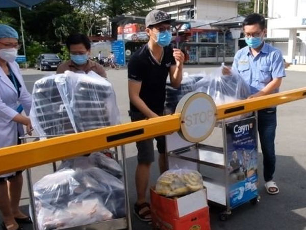 Video: Gia đình 3 thế hệ làm 300 phần cơm ủng hộ y bác sĩ BV Bệnh Nhiệt đới