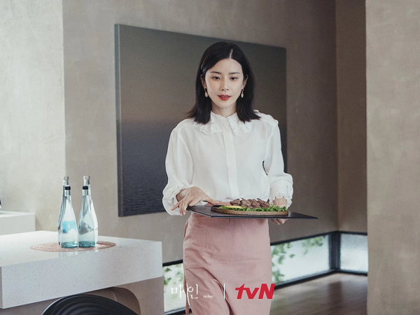 Lee Bo Young và Lee Ji Ah dùng nước hoa nào: Một mùi của giới 'nhà giàu', một bên thanh nhã hợp mùa Hè