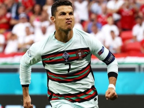 Tỷ phú bóng đá Cristiano Ronaldo: Từ cậu bé nghèo tới siêu sao quyền lực chỉ cần 5 giây để Coca-Cola mất 4 tỷ đô