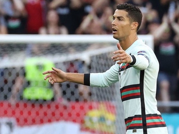 Ronaldo giận tím mặt vì đồng đội tham lam
