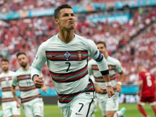 Ronaldo lập một lúc 4 kỷ lục EURO