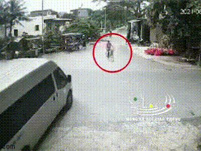 Khoảnh khắc đạp xe qua ngã tư, người đàn ông bị cuốn vào vụ tai nạn kinh hoàng