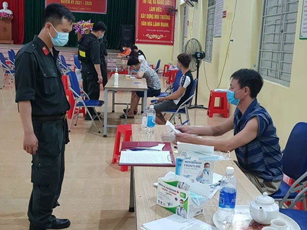 Tụ tập uống bia và xem bóng đá, 7 người bị phạt 105 triệu đồng