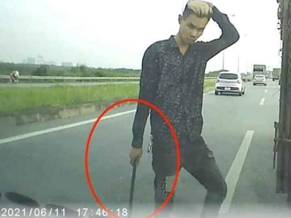 Xử phạt tài xế xe tải đánh võng liên tục, chặn ô tô con lại giữa đường rồi vác gậy sắt xuống nói chuyện