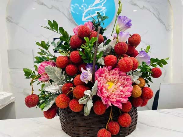 Vải thiều xuất Nhật được bày như lẵng hoa, giá 35.000 đồng/kg