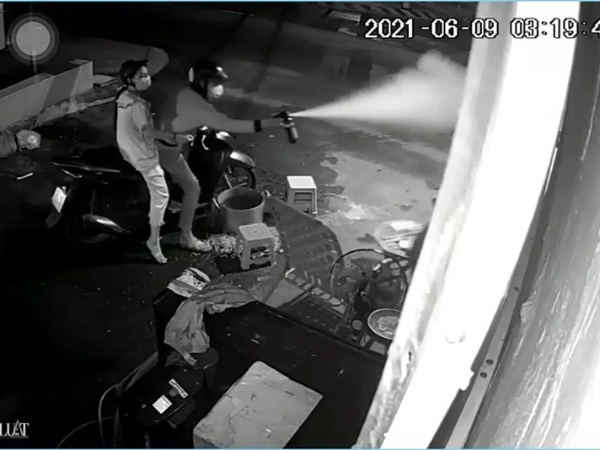 Ngồi trước nhà lúc rạng sáng, một phụ nữ bị tấn công bằng hơi cay