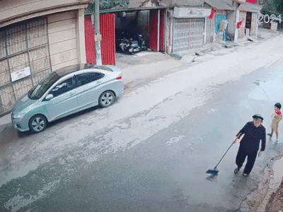 Bé trai lao ra đường suýt bị ô tô đâm trúng, soi camera an ninh phụ huynh 'tái mặt'
