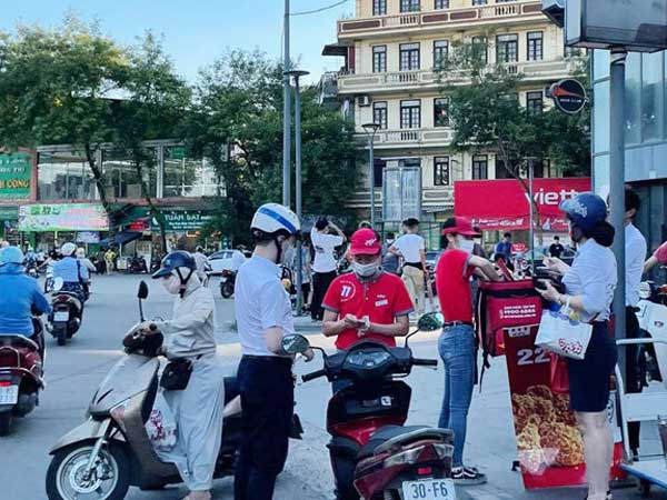 Tràn xuống đường, đại gia Mỹ nhặt tiền lẻ vỉa hè Sài Gòn