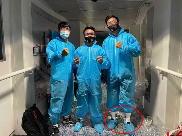 Người ta mặc đồ bảo hộ vừa vặn - Văn Hậu lòi nguyên khúc chân: Về em may quần dài cho nè!