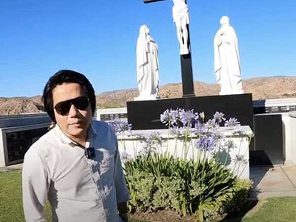 Khoa Pug gây tranh cãi khi đến viếng cố NS Chí Tài nhưng lại dùng từ 'đi review mộ'