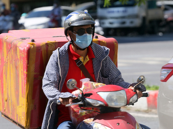 Hà Nội: Nắng nóng đỉnh điểm khiến nhân viên giao hàng 'bở hơi tai' mưu sinh ngoài đường