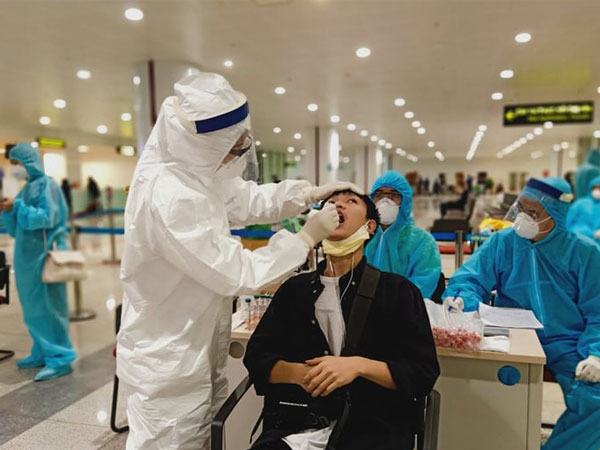 Hà Nội xét nghiệm Covid-19 ngẫu nhiên người từ TP.HCM đến sân bay Nội Bài