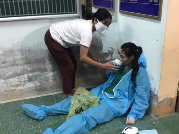 Hình ảnh nữ điều dưỡng kiệt sức khi trắng đêm làm nhiệm vụ tại vùng dịch