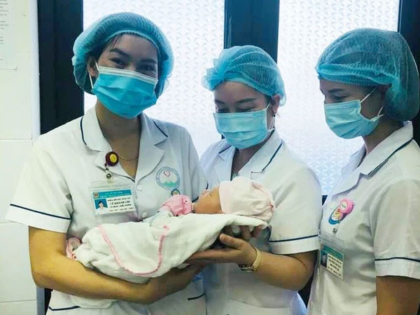Bé sơ sinh được cứu sống thần kỳ từ bụng mẹ bị hôn mê, chấn thương sọ não sau tai nạn giao thông