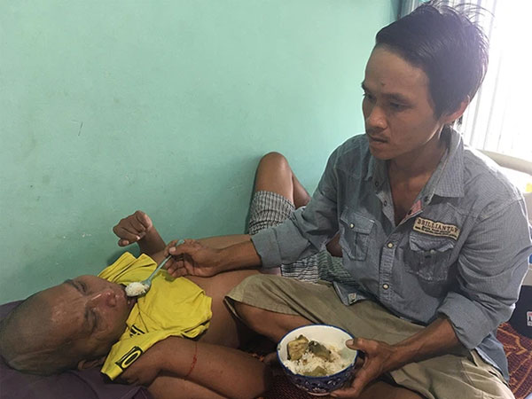 Chồng mới đưa chồng cũ nằm liệt giường của vợ về chăm sóc suốt 8 năm - câu chuyện khiến MXH dậy sóng