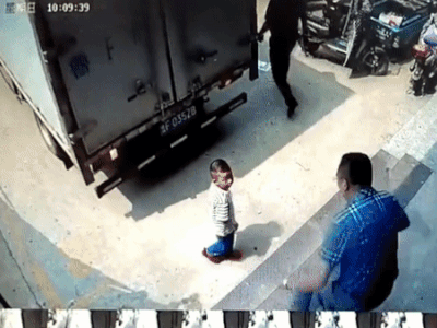 Video: Người đàn ông nhanh tay cứu bé trai khỏi điểm mù xe tải