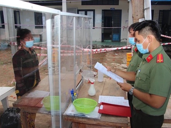 Công an An Giang đọc lệnh bắt giam bị can qua vách chắn phòng dịch
