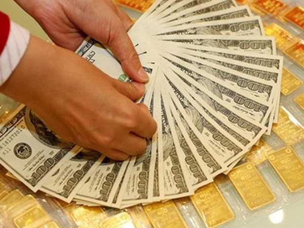 Giá USD bất ngờ vọt tăng, vàng tiếp đà giảm giá