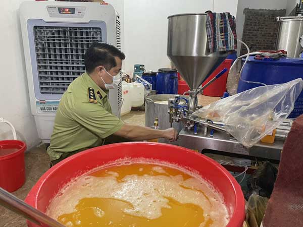 Cận cảnh 'dây chuyền' sản xuất mỹ phẩm đựng trong xô, chậu