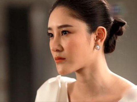 Vợ cũ của chồng dẫn con đến chơi nhưng cứ nhìn chằm chằm vào chiếc nhẫn trên tay tôi rồi tiết lộ bí mật sốc óc