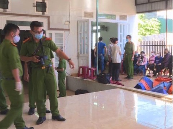 Con trai sát hại mẹ ruột thương tâm: 'Từng đâm anh trai'