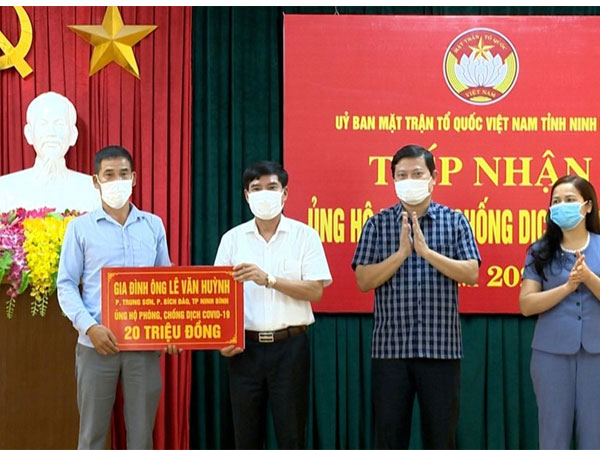 Người đàn ông bán trà đá vỉa hè ủng hộ 20 triệu đồng phòng chống dịch Covid-19