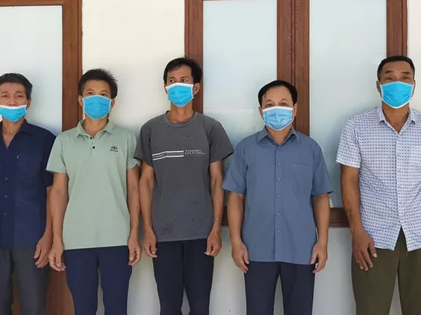 Bắt Chủ tịch MTTQ xã câu kết triệt hạ 152 cây gỗ rừng