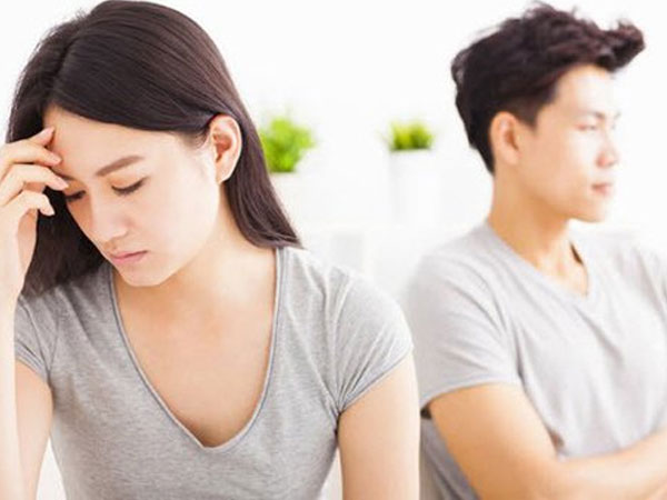 Chồng nghỉ việc nửa tháng mà vợ không biết, đến khi rõ lý do, cô chết điếng với rắc rối hiển hiện và đơn ly hôn đến sau sự kiện 'con dao kề cổ'
