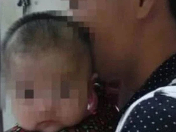 Vô tình cầm điện thoại bạn gái, người đàn ông phát hiện ra mình chỉ là kẻ 'đổ vỏ', con trai thực chất là chú ruột