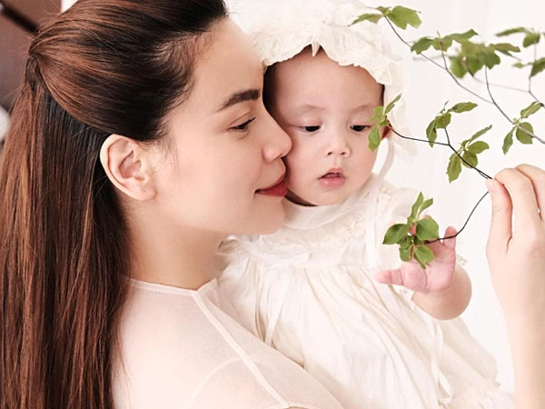 Hồ Ngọc Hà khoe ảnh cùng Lisa mà ai cũng xuýt xoa con gái xinh như thiên thần, lấn át cả nhan sắc của mẹ