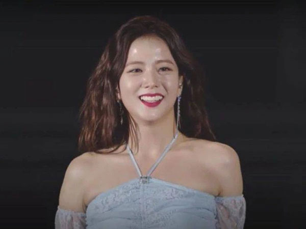 Jisoo đúng là đỉnh cao visual, mặt bóng dầu hay thiếu phấn son mà vẫn đẹp xuất sắc