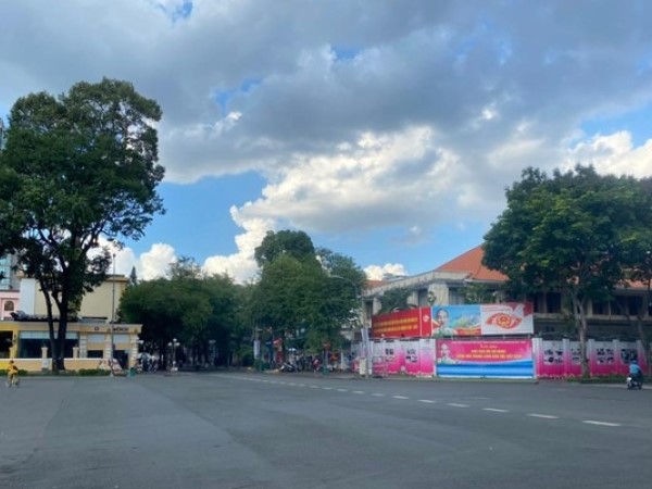 TPHCM khác lạ trong ngày đầu cấm giao thông công cộng