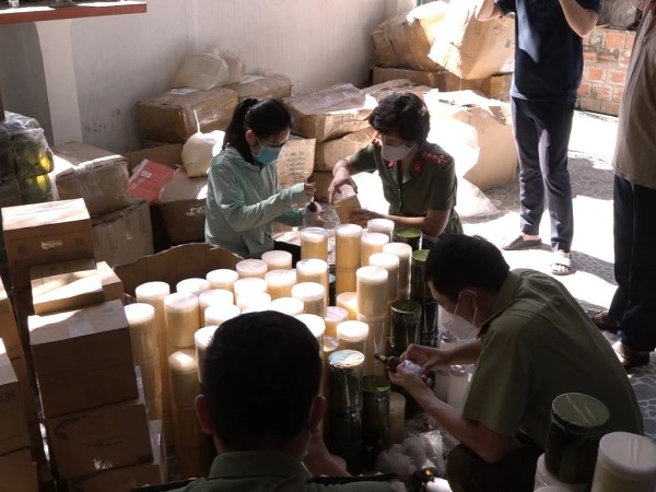 Sự thật bên trong một cơ sở sản xuất mỹ phẩm khiến chị em... rùng mình