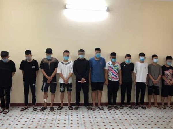 Nhóm 'choai choai' rủ nhau đi ném đá vào trụ sở công an tỉnh