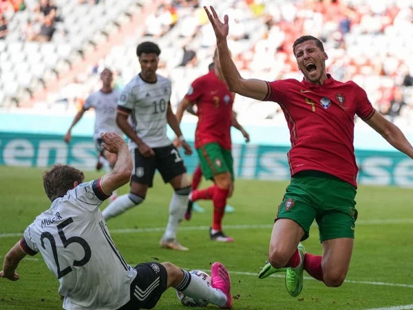 Đen như Ronaldo: Nỗ lực nước rút thần tốc ghi bàn mở tỷ số, công sức sau đó lại 'đi tong' bởi màn 'bóp' khó tin của đồng đội