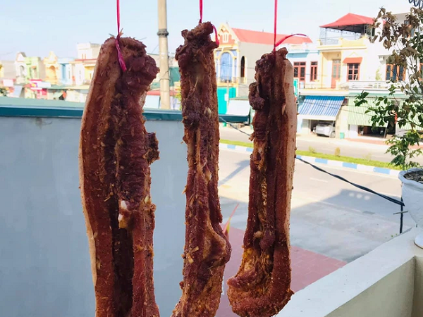Trời Hà Nội nắng như đổ lửa, hội chị em thi nhau làm ba chỉ một nắng phơi khắp nhà, thành quả cũng "rất gì và này nọ"