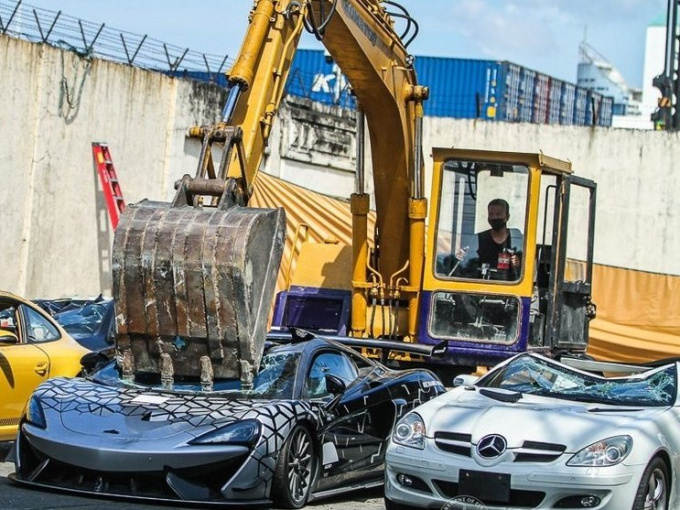 Philippines mạnh tay đập nát 21 siêu xe nhập lậu trị giá hơn 27 tỷ đồng
