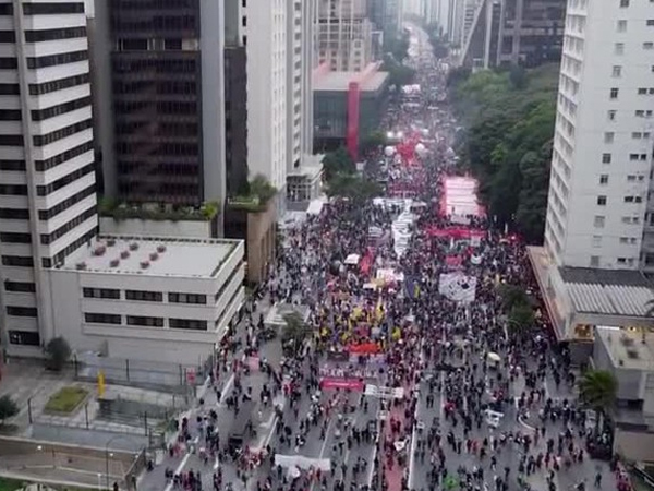 Hàng chục ngàn dân Brazil biểu tình phản đối cách ông Bolsonaro xử lý dịch