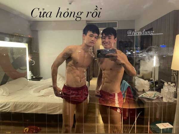 Ngày thứ 4 cách ly của ĐT Việt Nam: Dàn nam thần mở đại hội khoe 'múi sầu riêng', trai có vợ hướng về gia đình